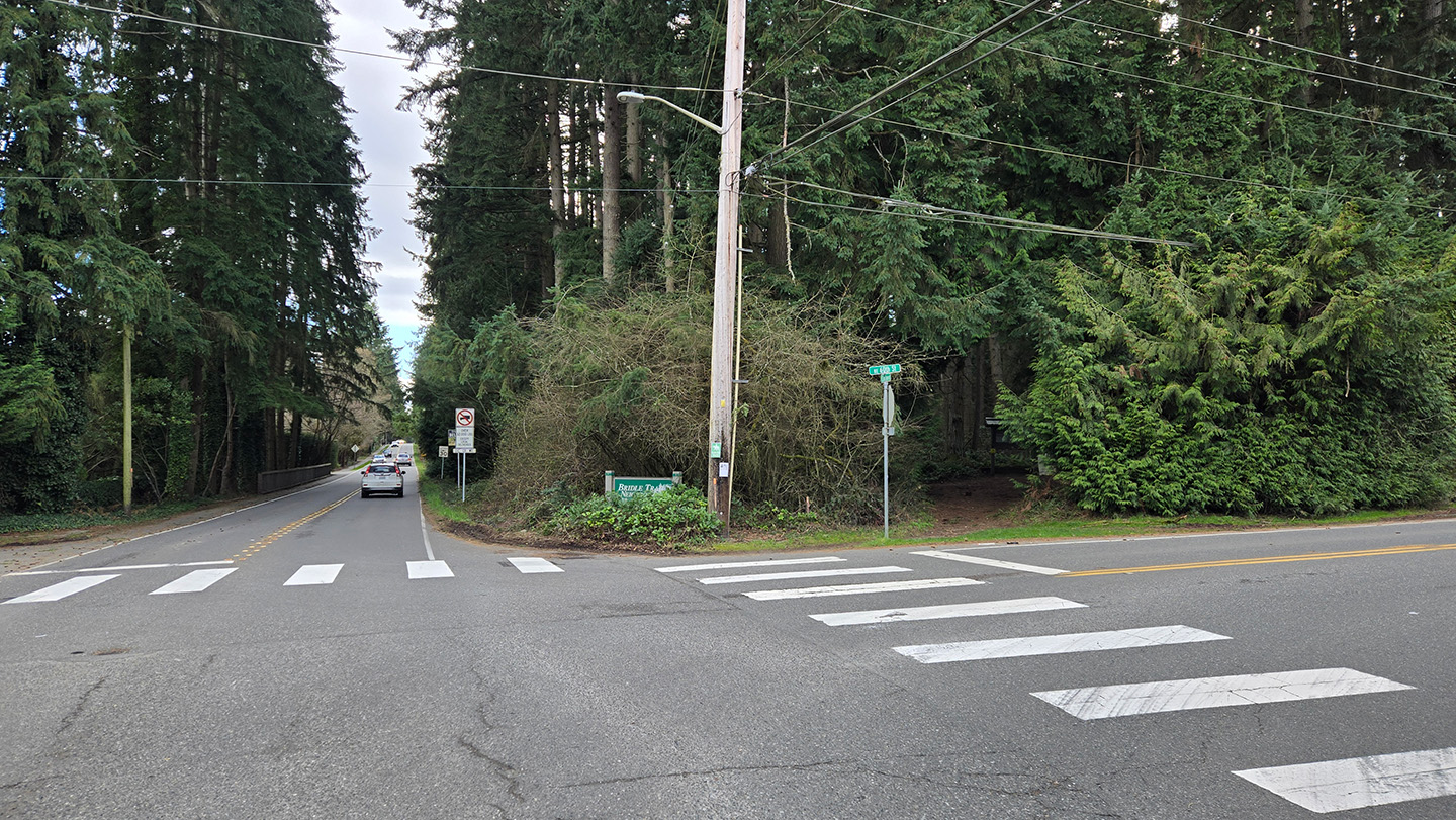 Image of sign at 132nd Ave NE at NE 60th St (southbound on 132nd Ave NE entering Bridle Trails)