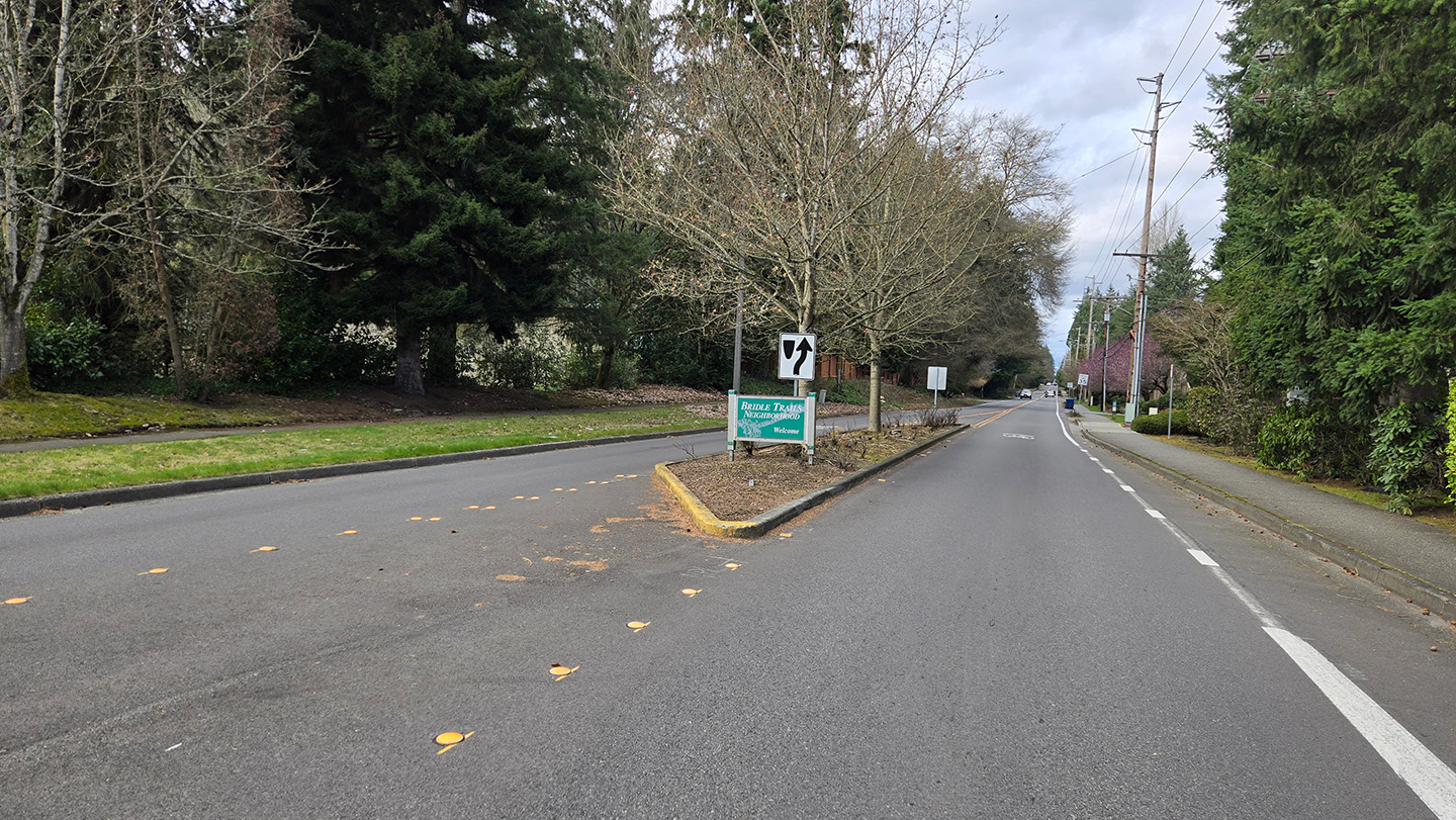 Image of proposed sign location at 140th Ave NE at NE 25th St (northbound on 140th Ave NE entering Bridle Trails)