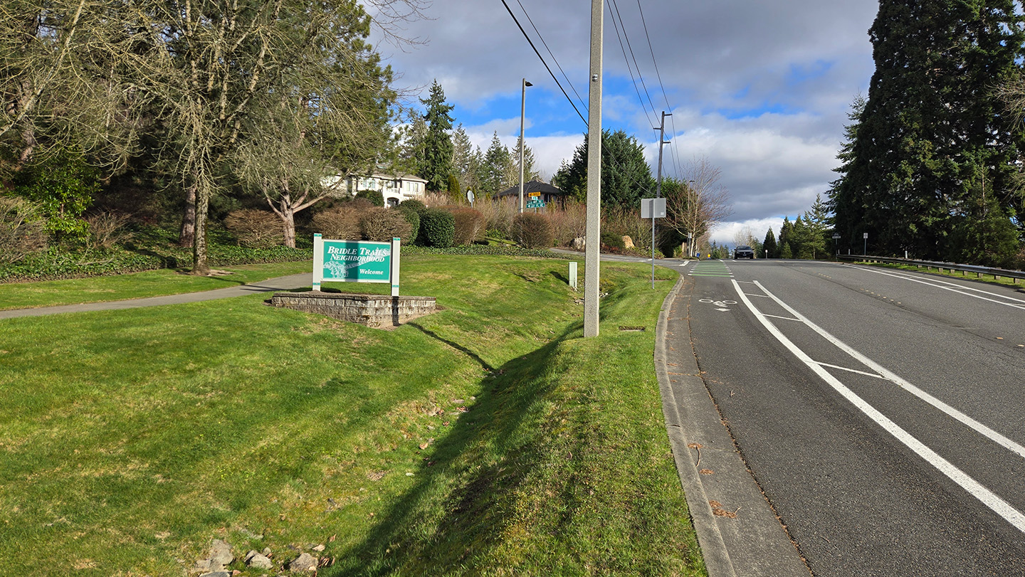 Image of proposed sign location at NE 24th St at 120th Ave (eastbound on NE 24th St entering Bridle Trails)