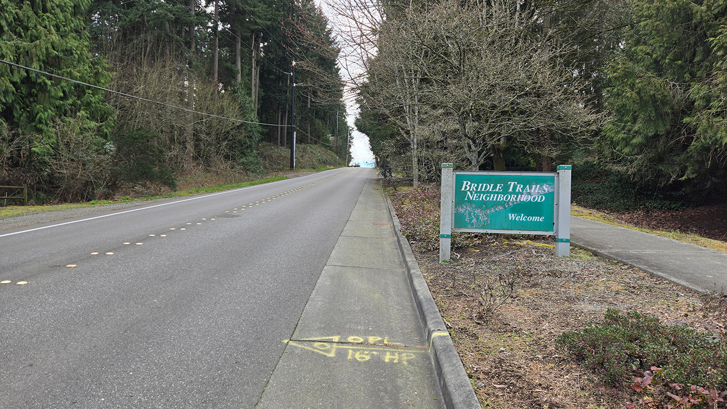 Image of proposed sign location at NE 24th St at 135th Ave (westbound on NE 24th St entering Bridle Trails)