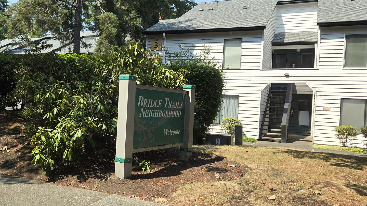 NE 40th St at 147th Ave NE (westbound on NE 40th St entering Bridle Trails, just west of 148th Ave NE)