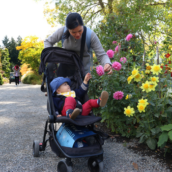 Image of mother and child at the Bellevue Botanical Garden.