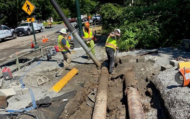 Crews repairing water main