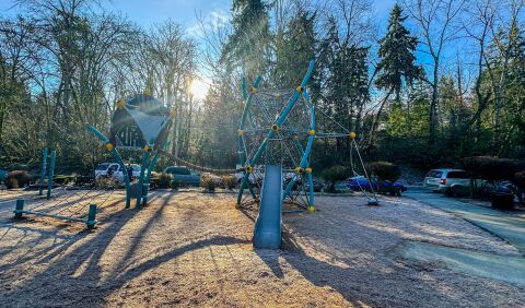 Children's playground equipment 
