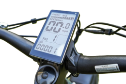 Bike handle bars with a screen in the center showing battery life and speed for an e-bike